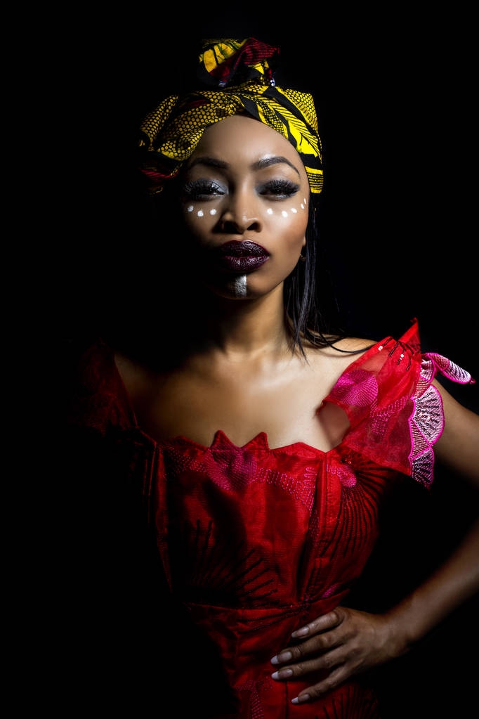 Fekete szuka, afrikai büszkén mutatja a fárasztó nigériai hagyományos ruházat és törzsi smink vagy az arc festés által. A modell a lövés stúdió modern vogue divat-stílus. - Fotó, kép