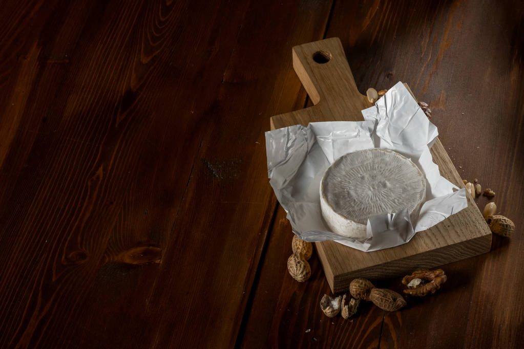 rustikální plochou ležela s hermelínem na prkénku s ořechy, pohled shora s kopií prostor - Fotografie, Obrázek