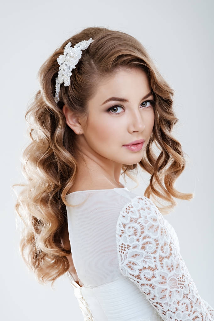 mode portret van jonge mooie vrouw in witte bruiloft jurk  - Foto, afbeelding