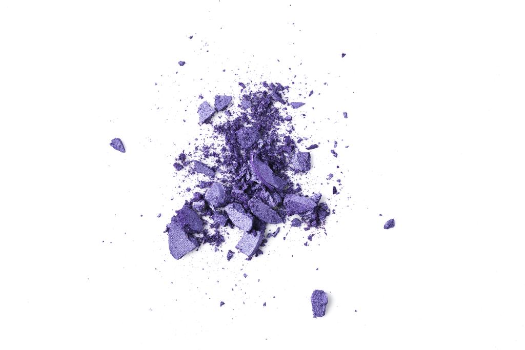 измельченные фиолетовые косметические тени для глаз, изолированные на белом
 - Фото, изображение