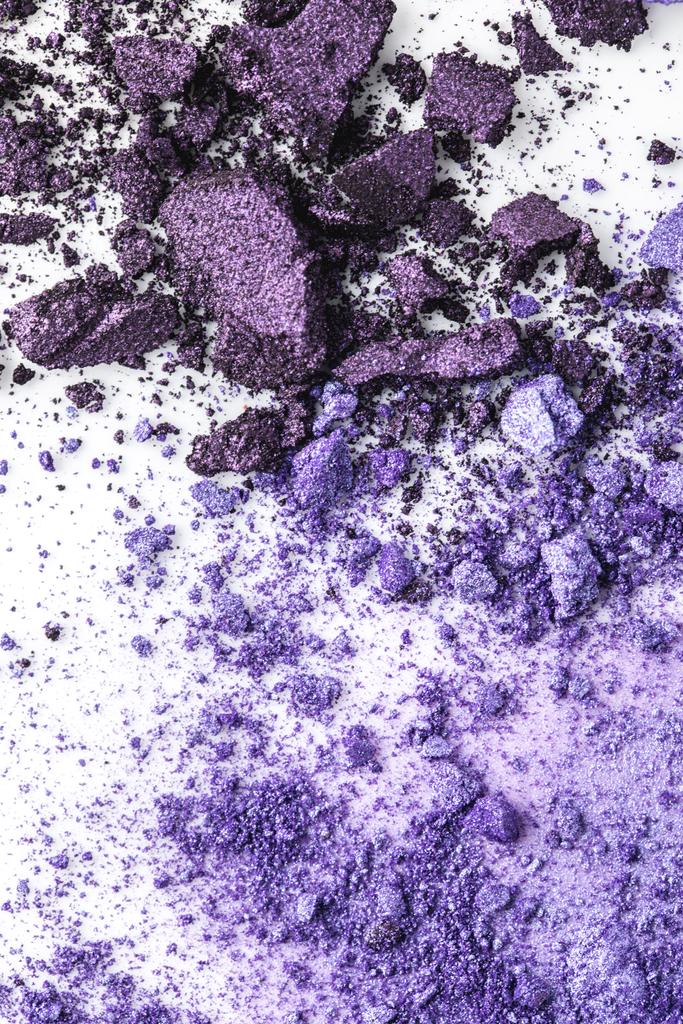 砕いた紫化粧品アイシャドウの上から見る - 写真・画像