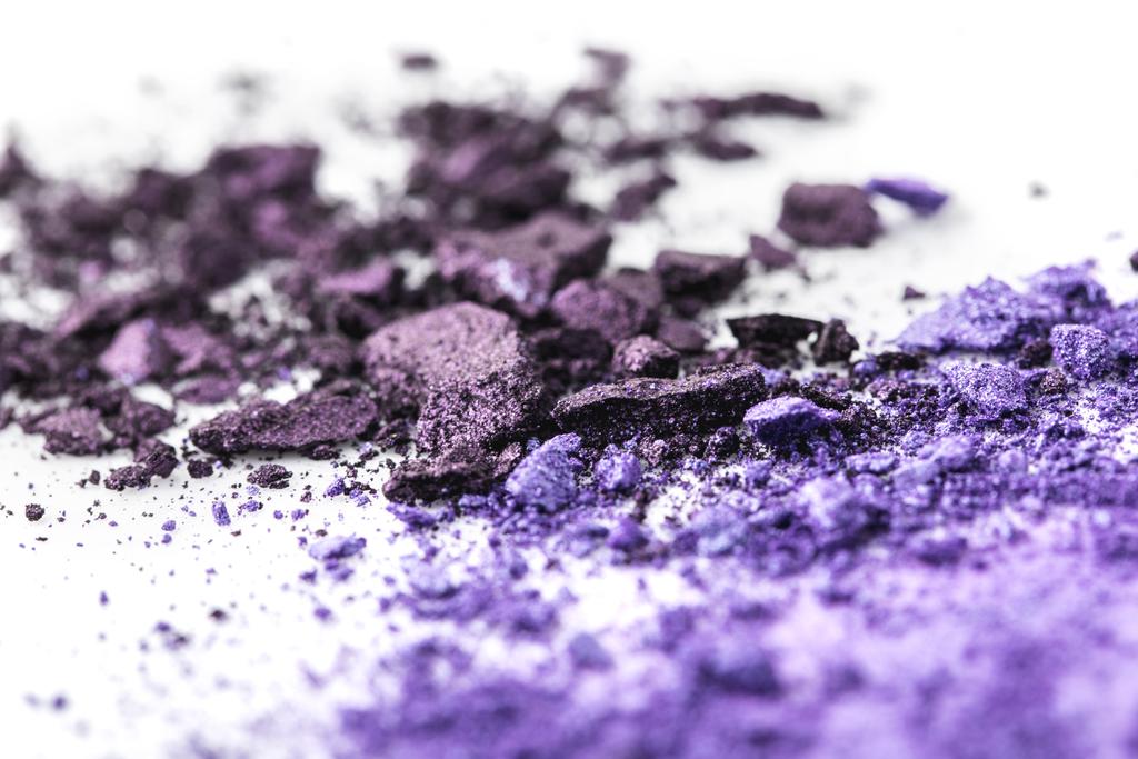 triturado púrpura sombras de ojos cosméticos en la superficie blanca
 - Foto, imagen