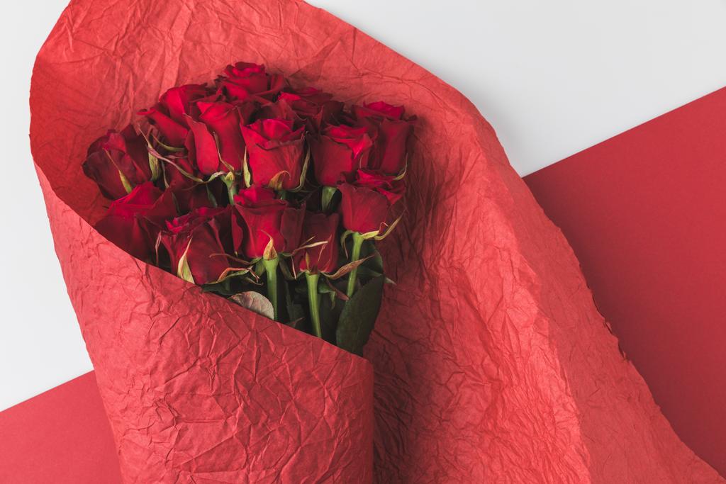 vue du dessus du bouquet de roses en papier d'emballage rouge isolé sur blanc
 - Photo, image