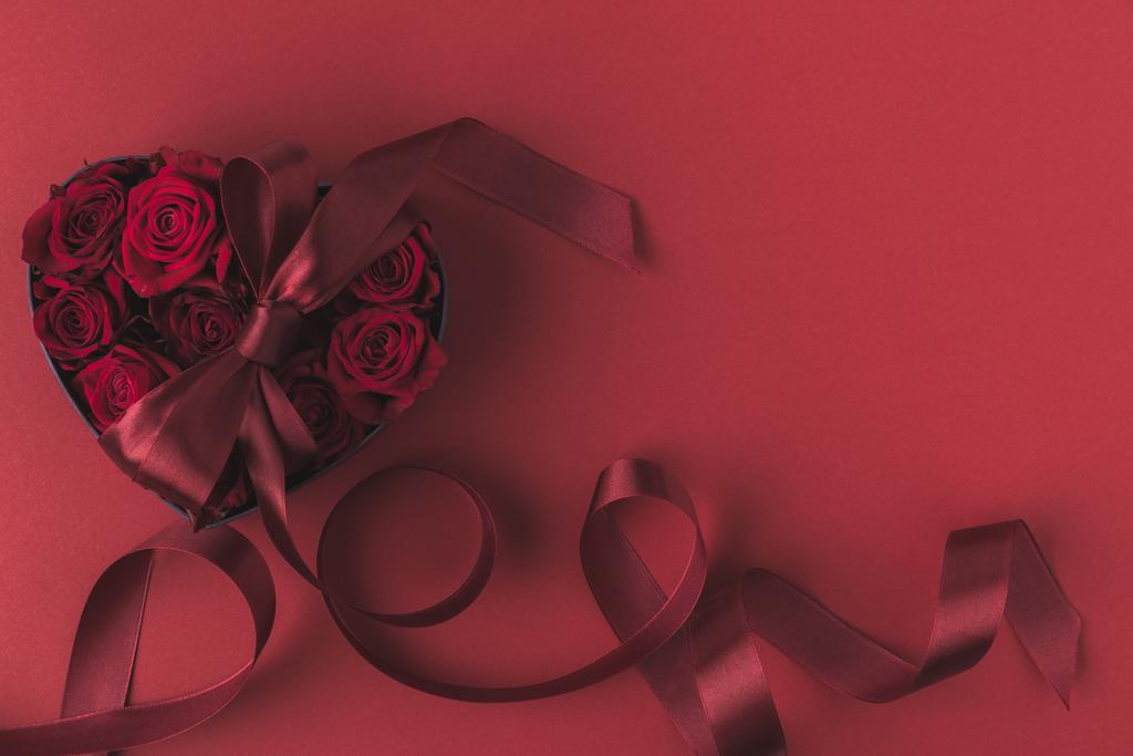 felülnézet Rózsa-a szív alakú díszdobozban, szalaggal elszigetelt piros, Szent Valentin-nap ünnep fogalma - Fotó, kép