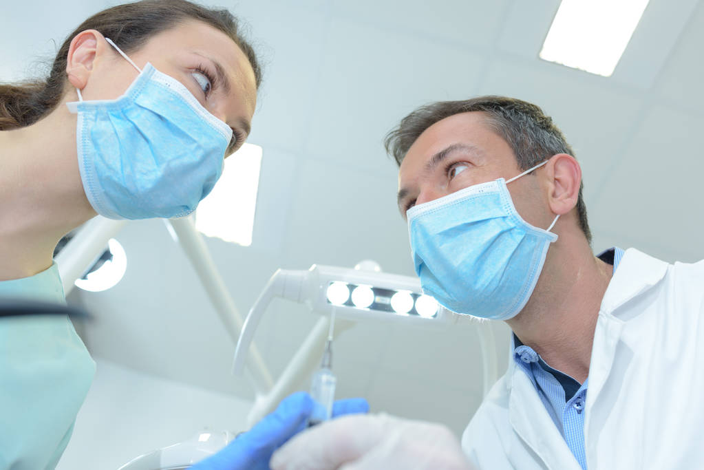 чоловічий стоматолог і його асистентка
 - Фото, зображення