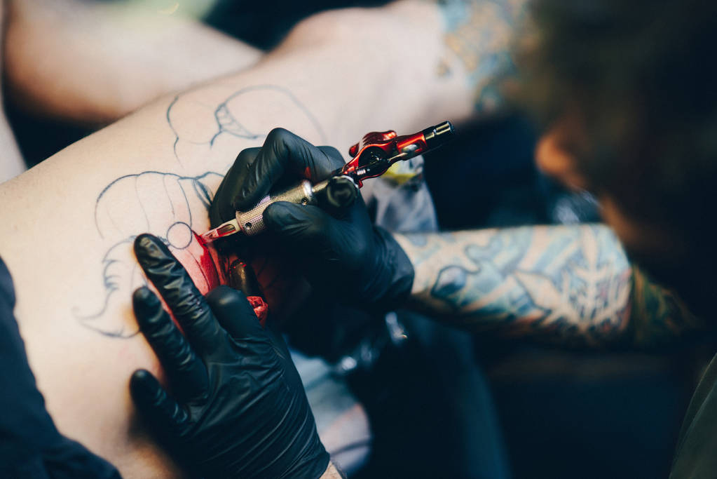 Κάνοντας ένα τατουάζ - Φωτογραφία, εικόνα