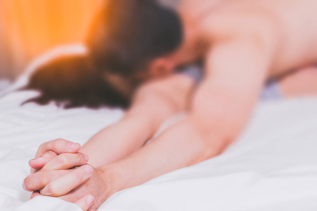 Οικεία εραστές, κάνοντας έρωτα στο κρεβάτι. Ρομαντικό και παθιασμένο νεαρό ζευγάρι Ασίας στο κρεβάτι σεξ - Φωτογραφία, εικόνα
