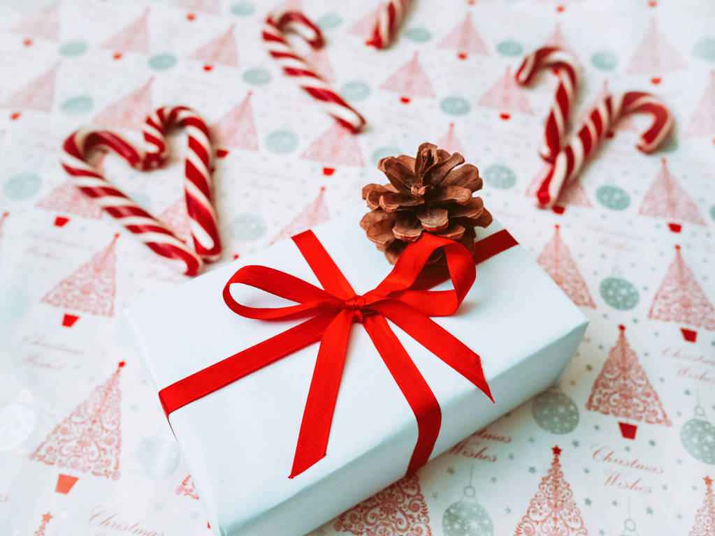 Radostné Vánoční pozadí. Krásné krabičce, tradiční candy cane lízátka, šišky. Příprava na zimní svátky konceptu, pohled shora - Fotografie, Obrázek