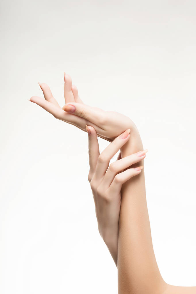 manos de mujer hermosa con manicura rosa claro en las uñas
 - Foto, Imagen