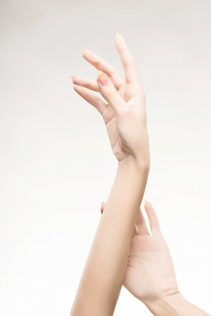 Krásné ženské ruce s světle růžová manikúra na nehty - Fotografie, Obrázek