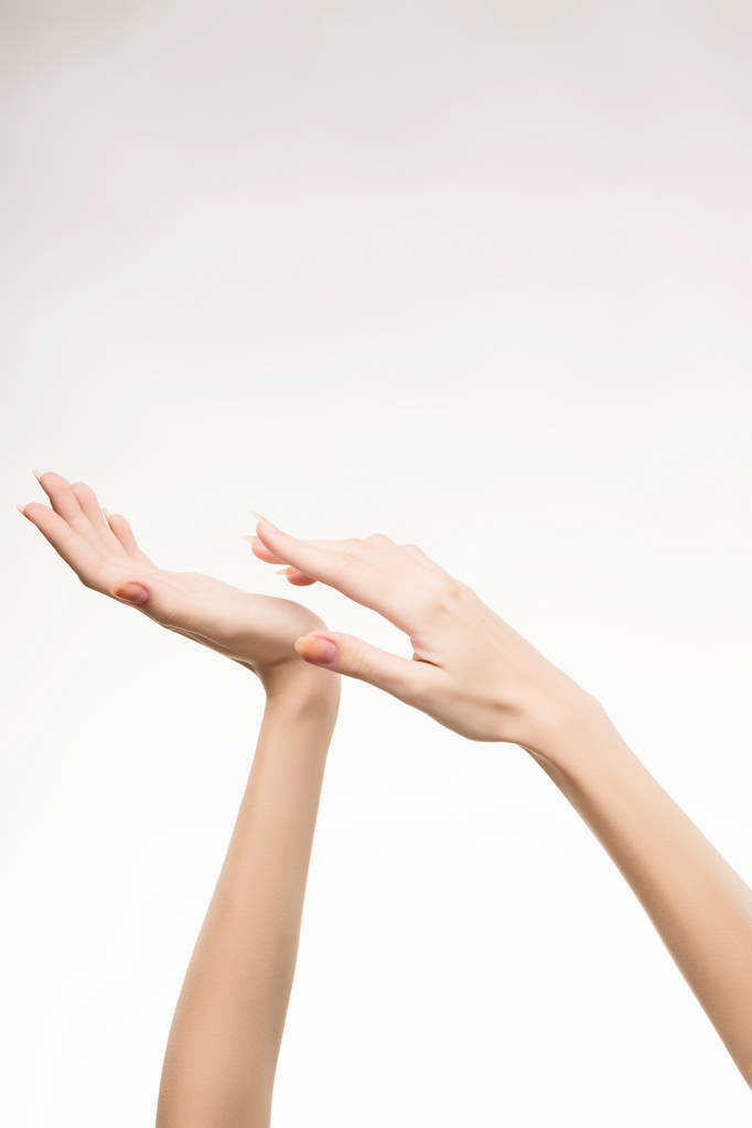 Krásné ženské ruce s světle růžová manikúra na nehty - Fotografie, Obrázek