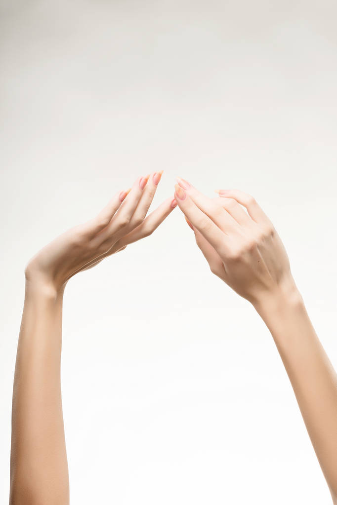 piękna kobieta ręce z światło różowy manicure na paznokciach - Zdjęcie, obraz