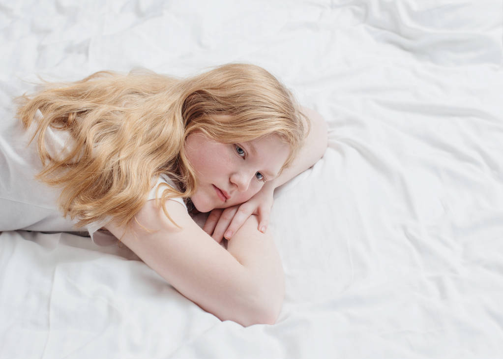 ティーンエイ ジャーの女の子のベッドの上  - 写真・画像
