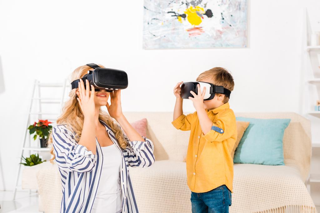 piękny szczęśliwa matka i syn w domu za pomocą wirtualnej rzeczywistości zestawy słuchawkowe  - Zdjęcie, obraz