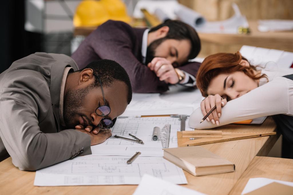 équipe multiethnique surmenée d'architectes dormant au bureau
 - Photo, image