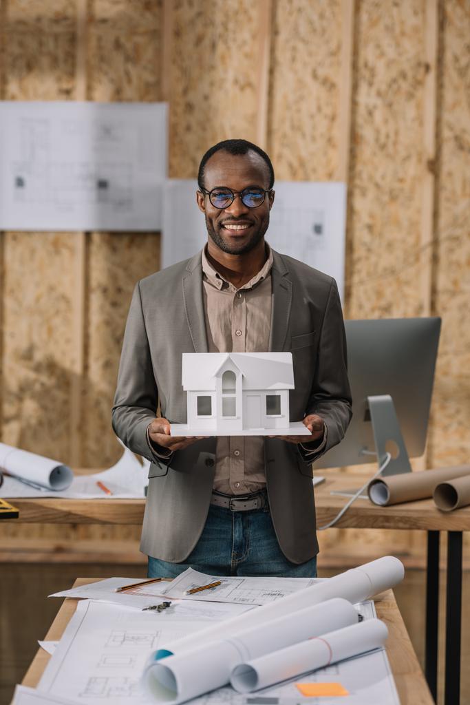 jeune architecte afro-américain avec modèle de maison en papier au bureau
 - Photo, image