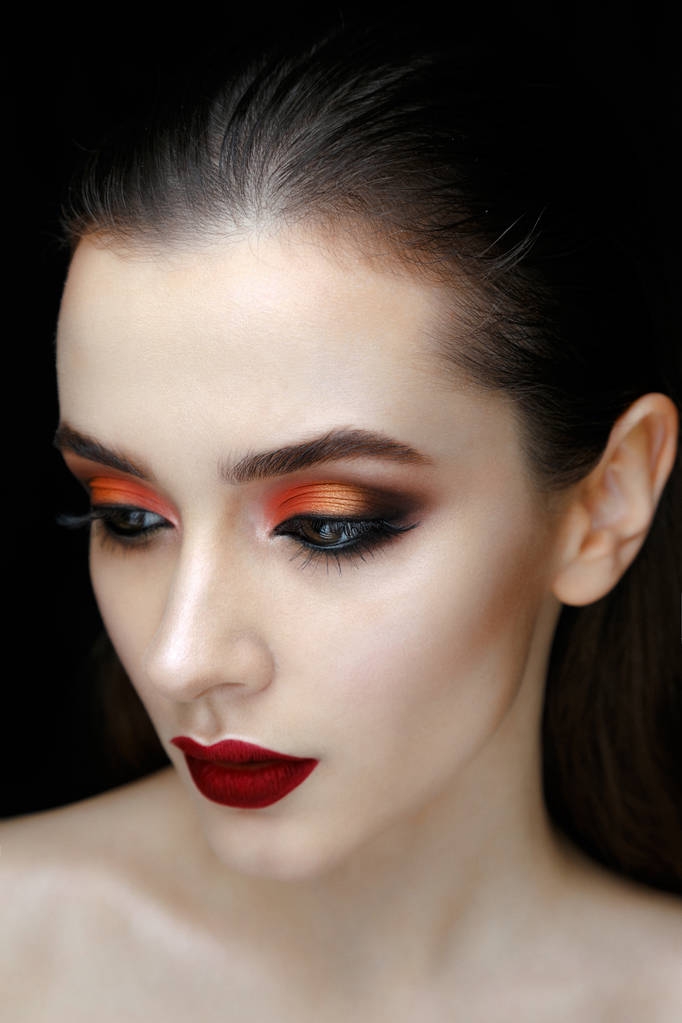 Close-up retrato de linda jovem com maquiagem de moda contra fundo preto
  - Foto, Imagem
