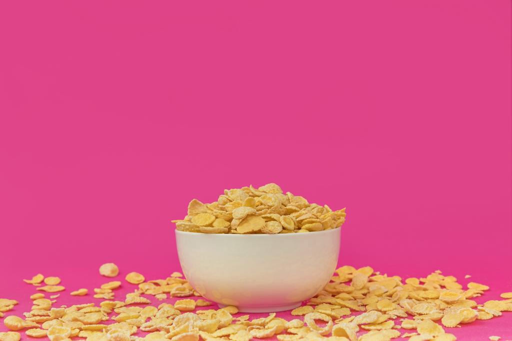Detailní pohled bílé mísy a lahodné křupavé Kukuřičné vločky na růžové - Fotografie, Obrázek