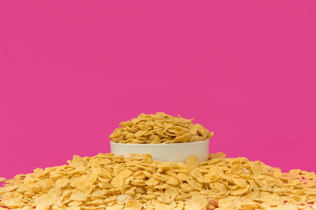 крупным планом белый сосуд со сладкими хрустящими кукурузными хлопьями, изолированными на розовом
   - Фото, изображение