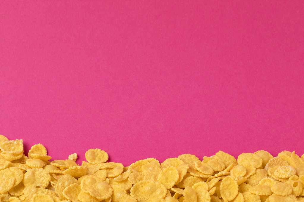 vista close-up de deliciosos flocos de milho crocantes isolados no fundo rosa
 - Foto, Imagem