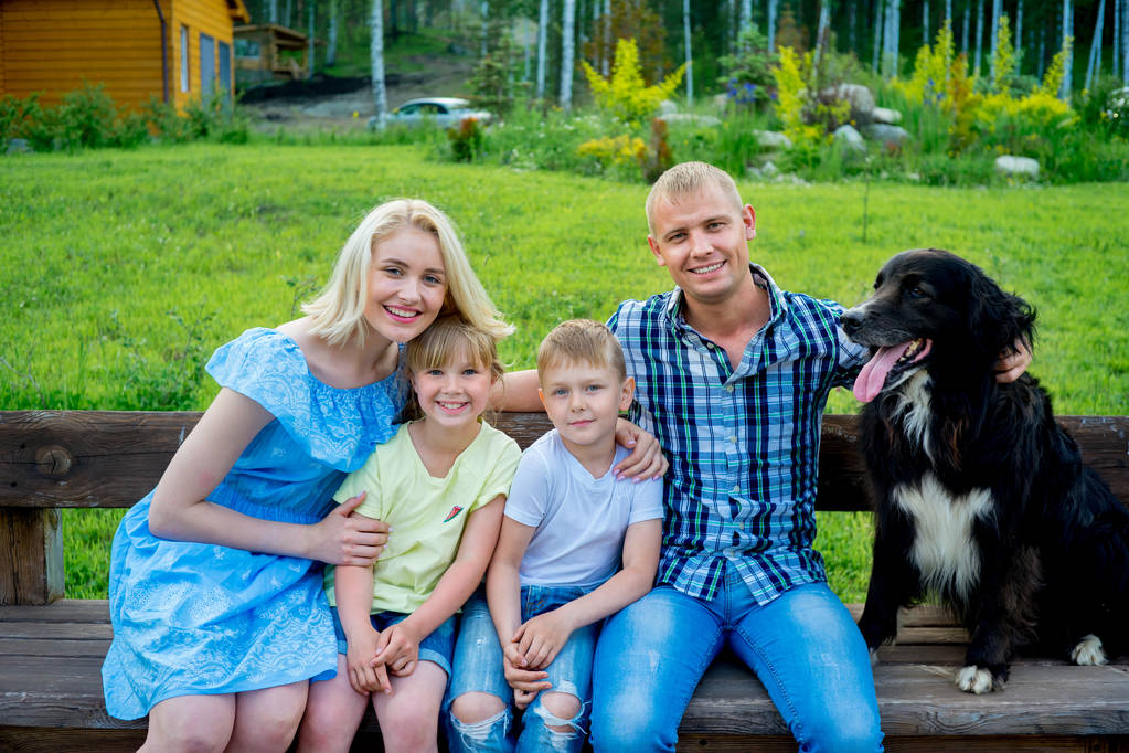 picnic in famiglia con un cane
 - Foto, immagini