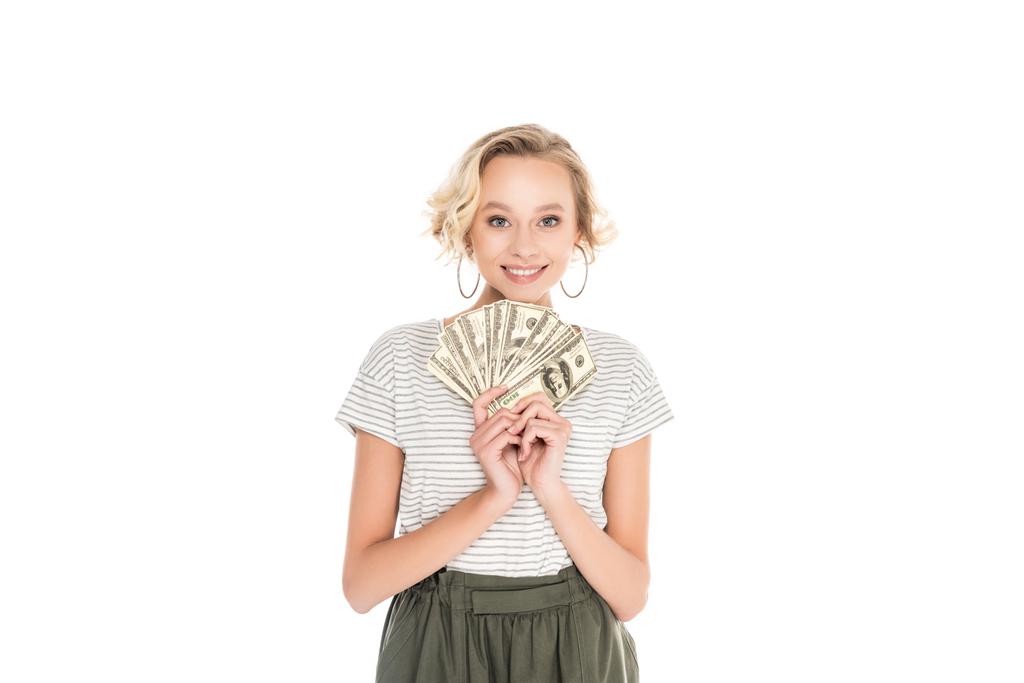 όμορφη νεαρή γυναίκα κρατώντας Δολάριο τραπεζογραμμάτια και να χαμογελά στη φωτογραφική μηχανή που απομονώνονται σε λευκό - Φωτογραφία, εικόνα