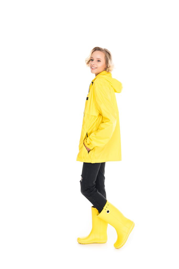 Nuori nainen tyylikäs keltainen sadetakki ja sateen saappaat eristetty valkoinen
 - Valokuva, kuva