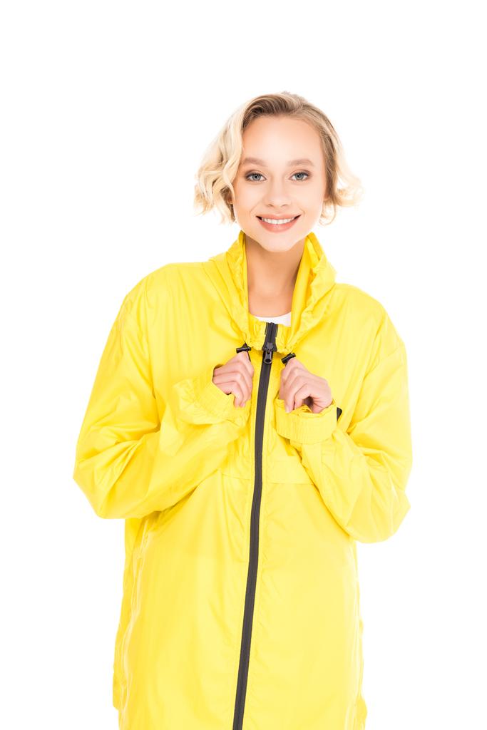 muotokuva kaunis hymyilevä nainen keltainen sadetakki eristetty valkoinen
 - Valokuva, kuva
