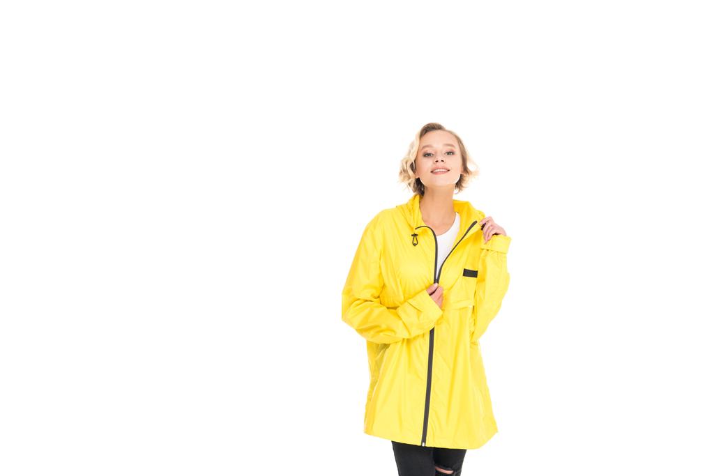 Porträt einer schönen jungen Frau in gelbem Regenmantel isoliert auf weiß - Foto, Bild