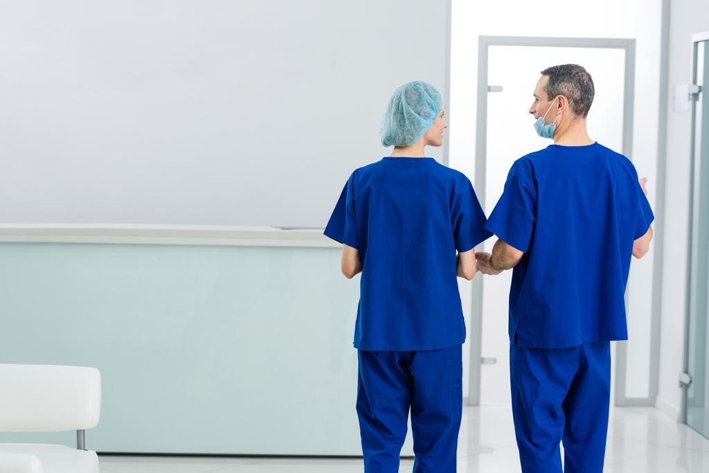 dwóch lekarzy, omawiając diagnozy w szpitalu - Zdjęcie, obraz