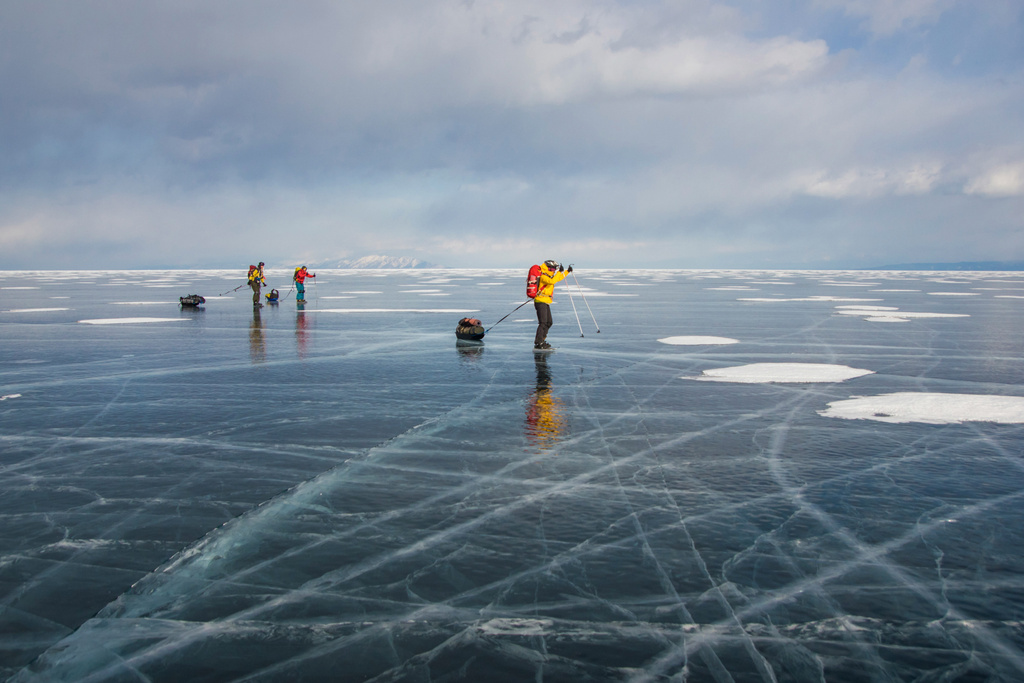 Grupy turystów, stojąc na powierzchni lodu wody podczas dnia, Rosja, jezioro Bajkał   - Zdjęcie, obraz
