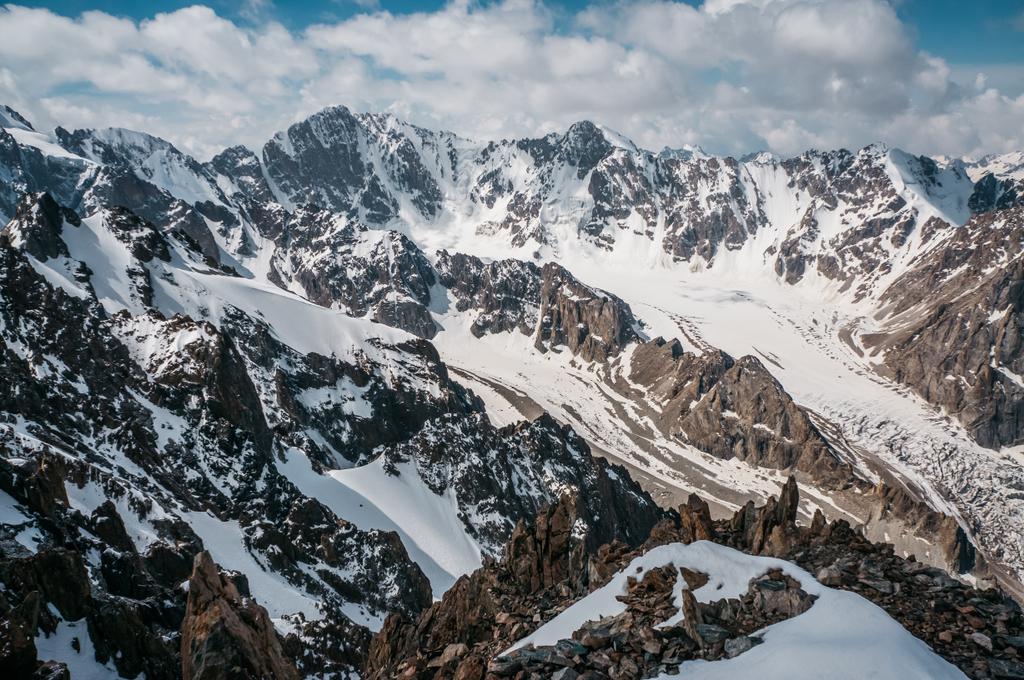Blick auf Berge felsige Gipfel im Schnee unter Wolken, ala archa Nationalpark, Kyrgyzstan - Foto, Bild