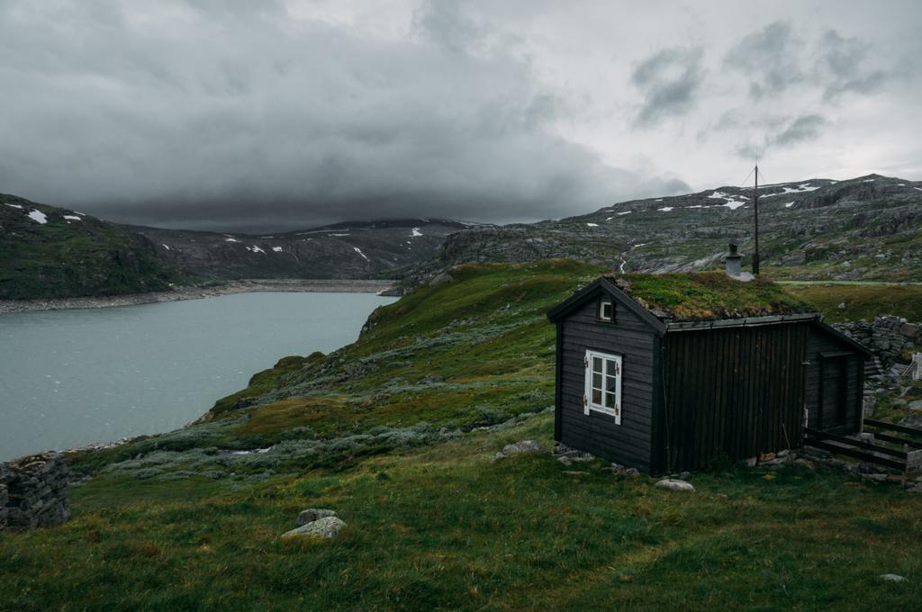 casa rural sobre campo con hierba verde contra estanque pequeño, Noruega, Parque Nacional Hardangervidda
 - Foto, Imagen