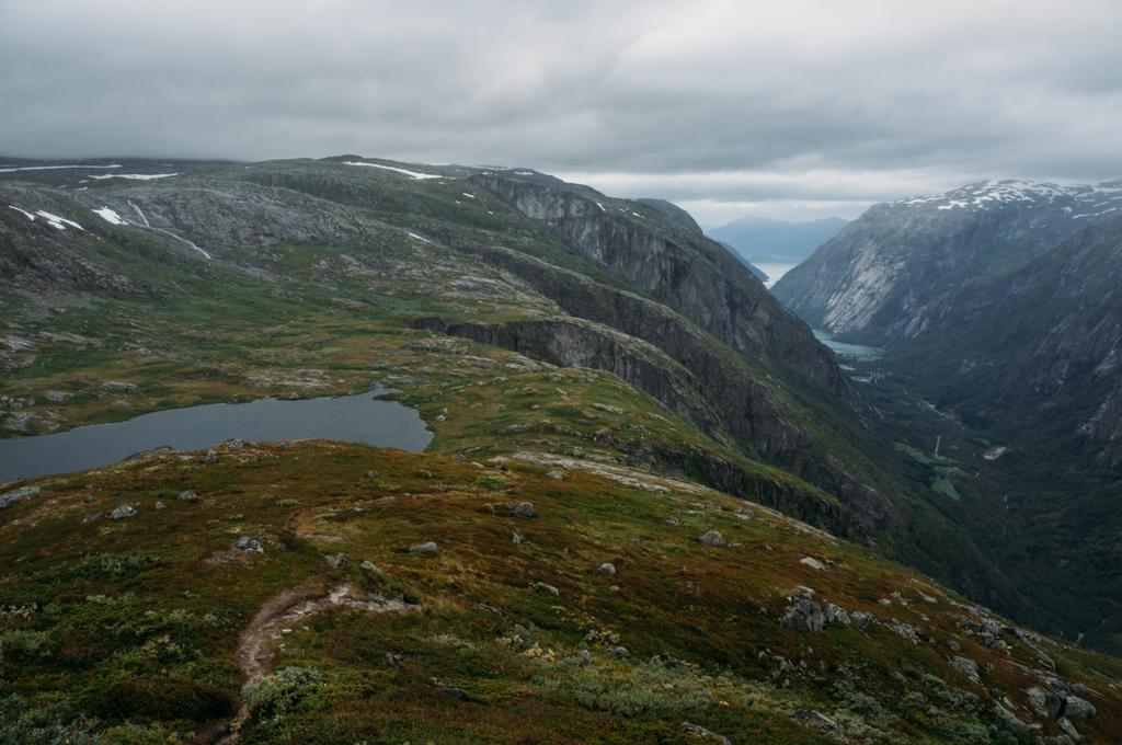 vue sur le versant d'une colline avec herbe et petit étang, montagnes en arrière-plan, Norvège, Parc national Hardangervidda
 - Photo, image