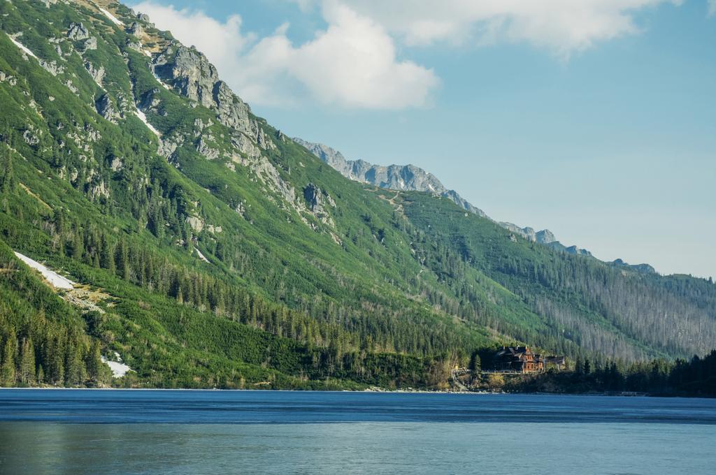 dağ gölü ağaçları ile görünümünü eteklerinde dağ su üzerinde Morskie Oko, deniz göz, Tatra Milli Parkı, Polonya - Fotoğraf, Görsel