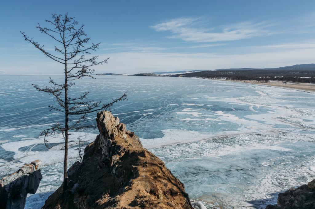 Steinstruktur im Vordergrund und welliges Meerwasser im Hintergrund, Russland, Baikalsee - Foto, Bild