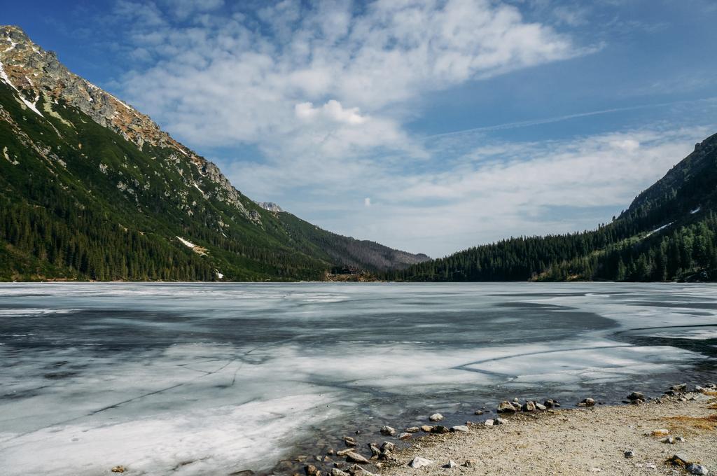 vista del lago con hielo en la superficie y las montañas en el fondo, Morskie Oko, Sea Eye, Parque Nacional Tatra, Polonia
 - Foto, imagen