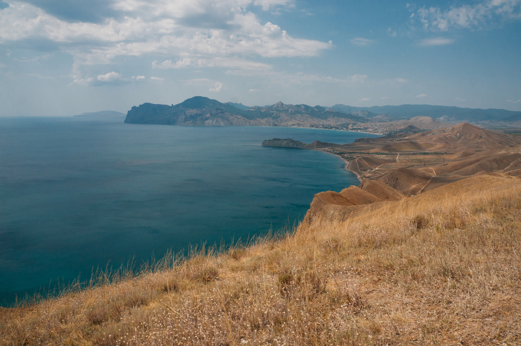 Сценический спокойный берег моря с хребтом Крымских гор, Украина, май 2013 г.
 - Фото, изображение