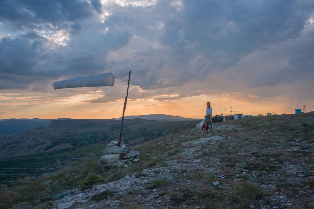 Donna che cammina in un bellissimo paesaggio montuoso con vento che ondeggia in Crimea, Ucraina, maggio 2013
 - Foto, immagini