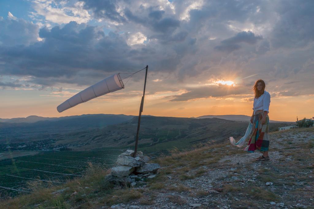 Жінка вигулює в красиві гірські пейзажі з windsock розмахуючи в Криму, Україна, Тра 2013 - Фото, зображення