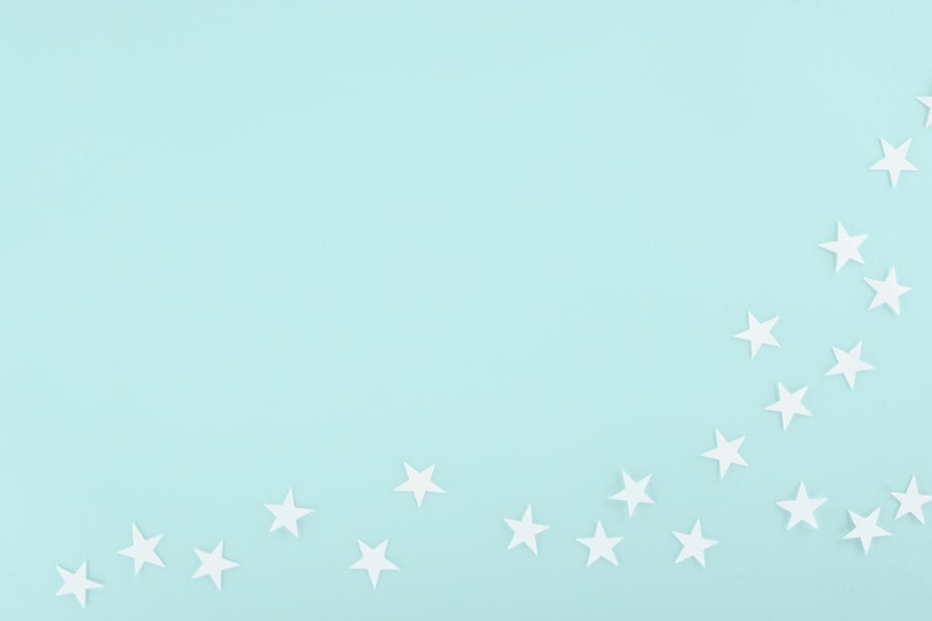 φόντο με λευκό χαρτί αστέρια, απομονώνονται σε γαλάζιο - Φωτογραφία, εικόνα