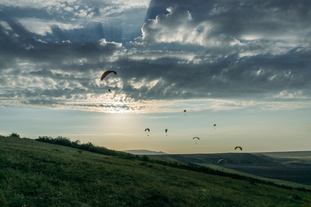 Paracaídas en el cielo sobre el campo en la zona de la ladera de Crimea, Ucrania, mayo 2013
 - Foto, Imagen