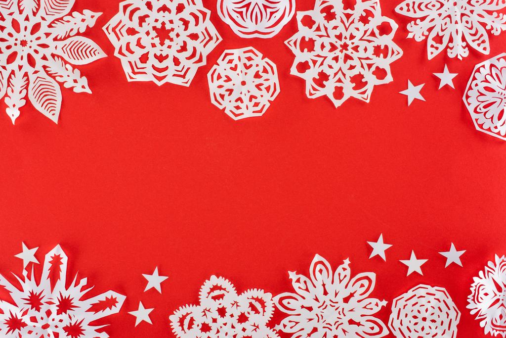 コピー スペースと赤に分離されたホワイト ペーパー雪の結晶クリスマス背景 - 写真・画像