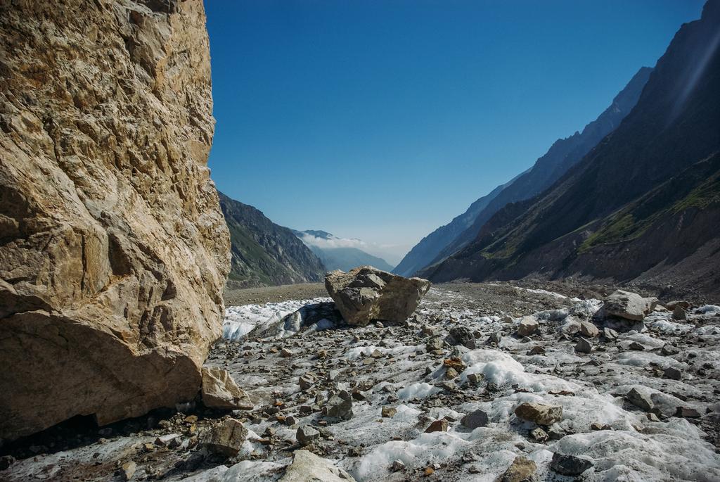 úžasné zasněžené údolí mezi horami, Ruská federace, Kavkaz, červenec 2012 - Fotografie, Obrázek