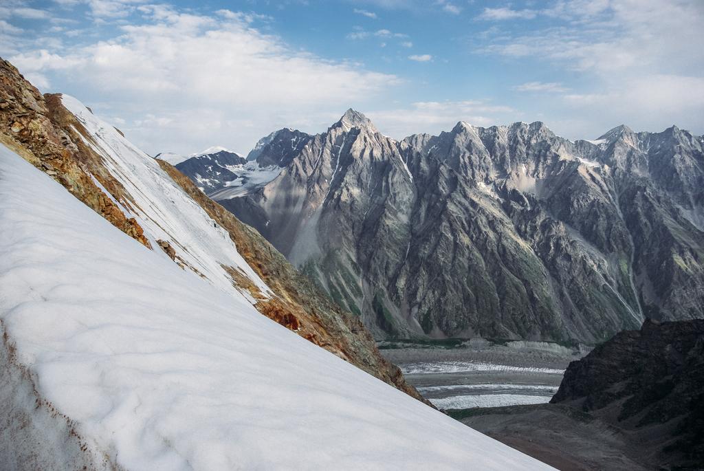 όμορφα χιονισμένα βουνά, Ρωσική Ομοσπονδία, Καύκασο, Ιούλιος 2012 - Φωτογραφία, εικόνα