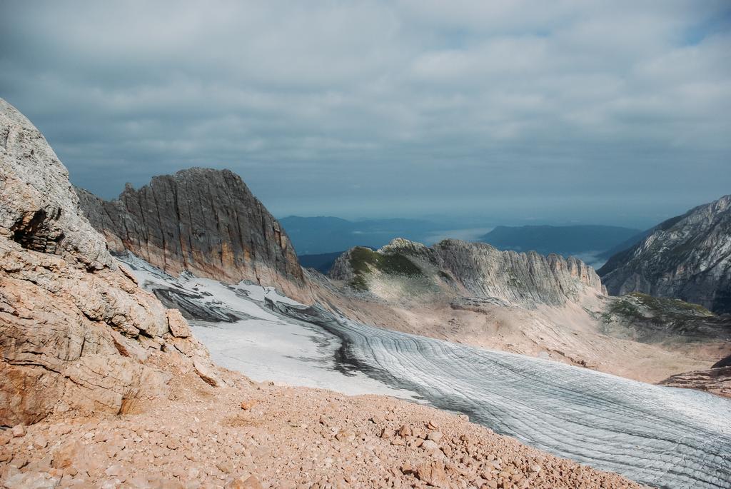 vista panoramica di scogliera rocciosa e cielo nuvoloso, Caucaso, Russia
 - Foto, immagini