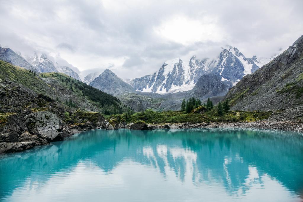 hermosa vista del paisaje de las montañas y el lago, Altai, Rusia
 - Foto, imagen
