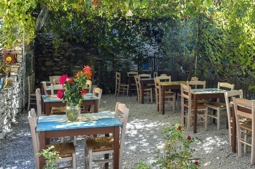 Mesas e cadeiras em uma taverna grega
. - Foto, Imagem