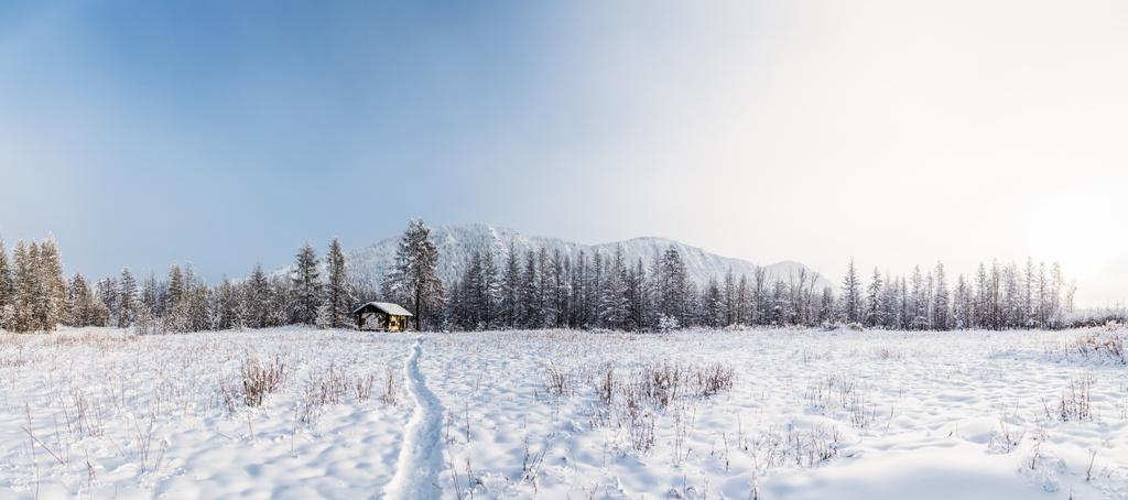 красивий зимовий пейзаж і село в сільській місцевості, Якутія
  - Фото, зображення