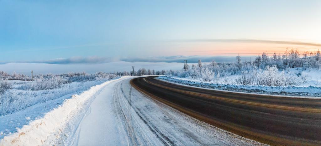 красивый вид на зимнюю дорогу и снег на закате, Магадан,
 - Фото, изображение